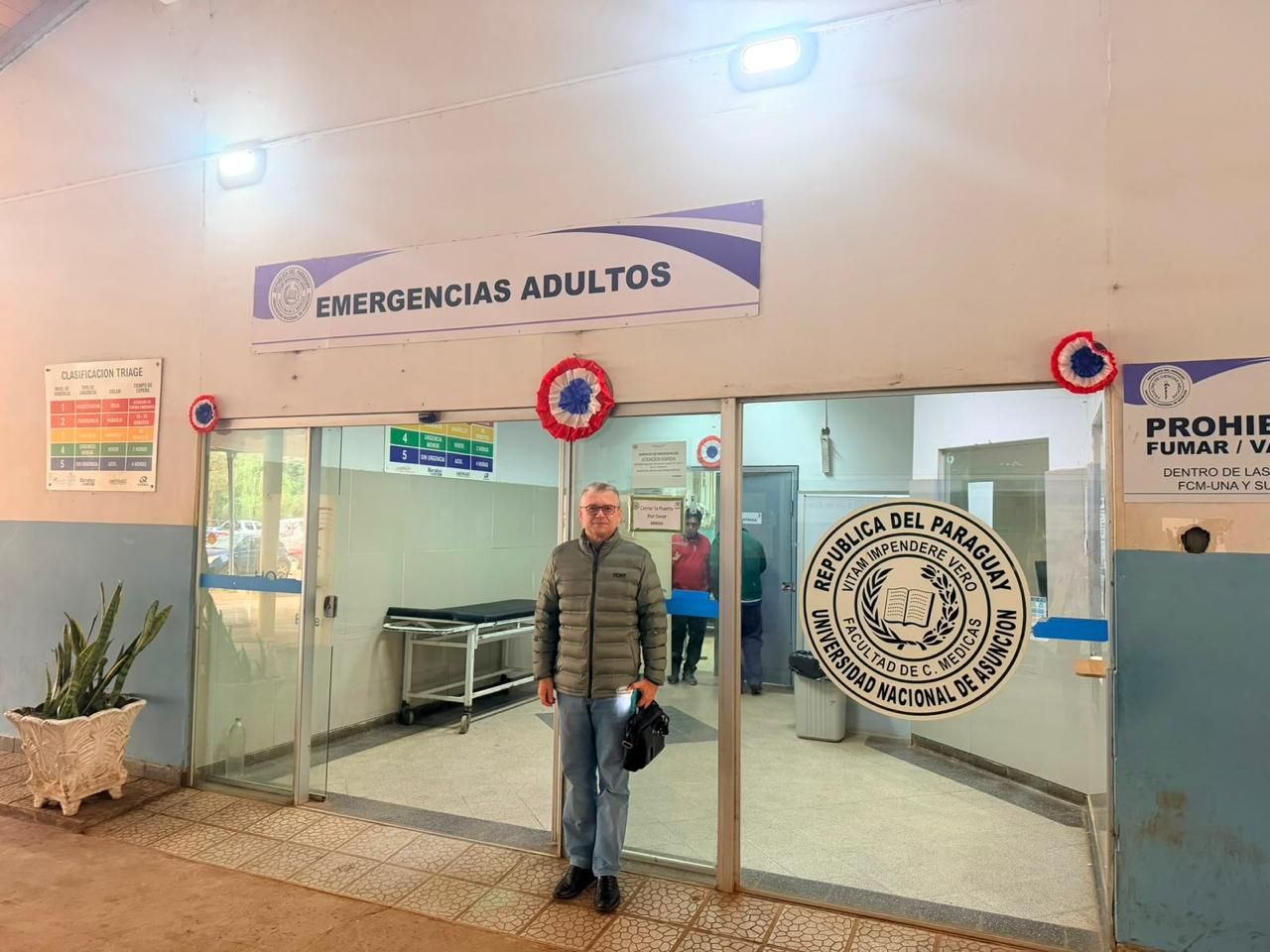 Dr. Frederico Arnaud na entrada da Emergência de Adultos de um hospital no Paraguai